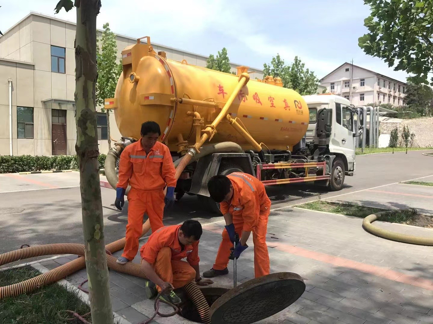 乌坡镇化粪池清理与5-8吨吸粪车施工效率分析
